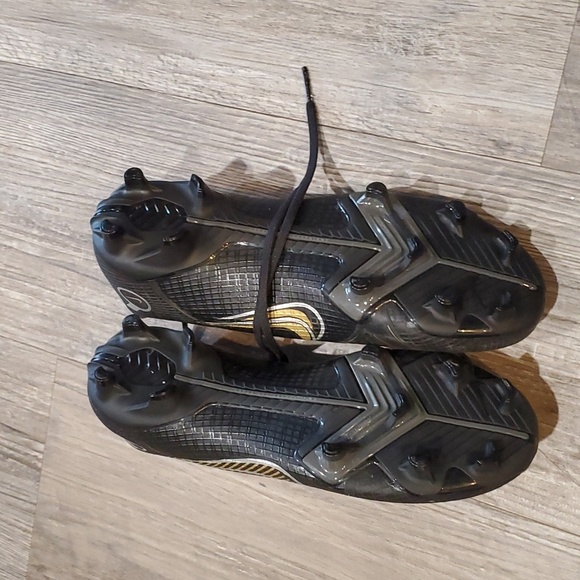 Athletic_Shoes